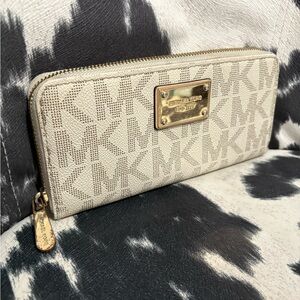 #57 Michael Kors Vanilla Signature Zip Wallet